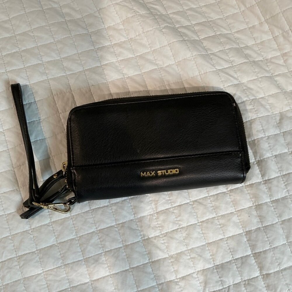 New Max S tudio wallet, New with tag, very nice